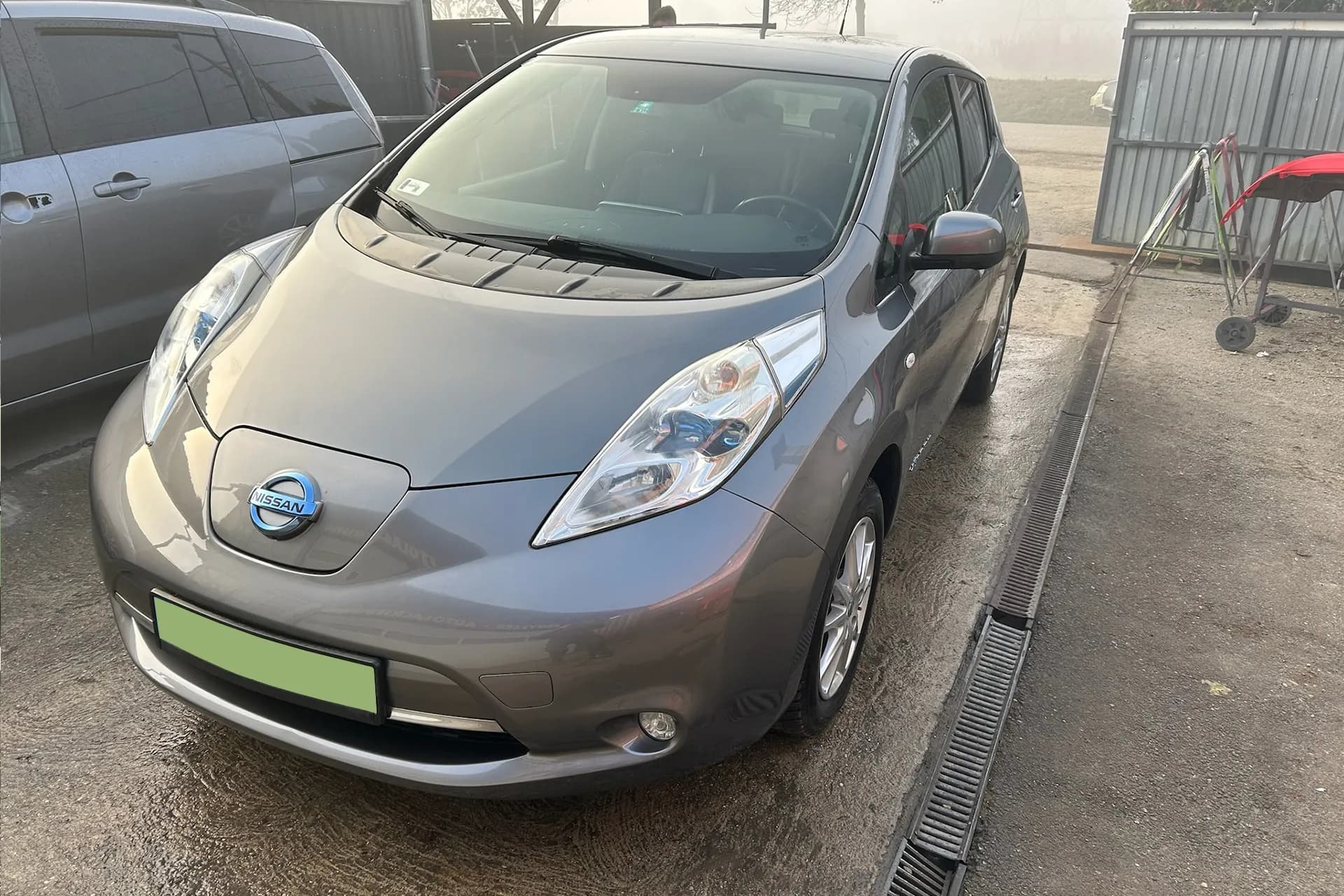 Nissan Leaf Gen 1 — 2