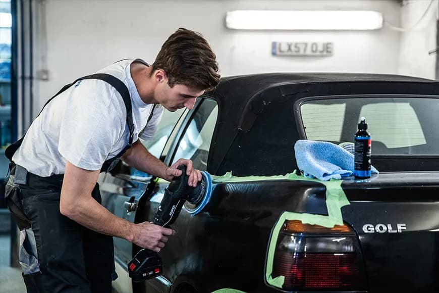 Autopolitur maschinell – Pócza Autolackierung Kópháza